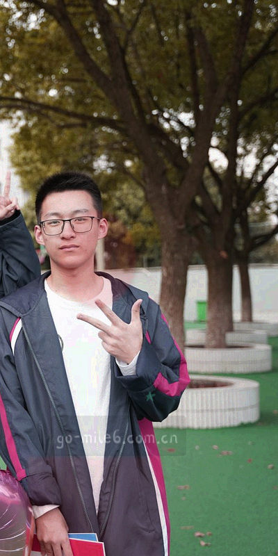 深蓝色背景的橙色曲线，构成足球运行轨迹